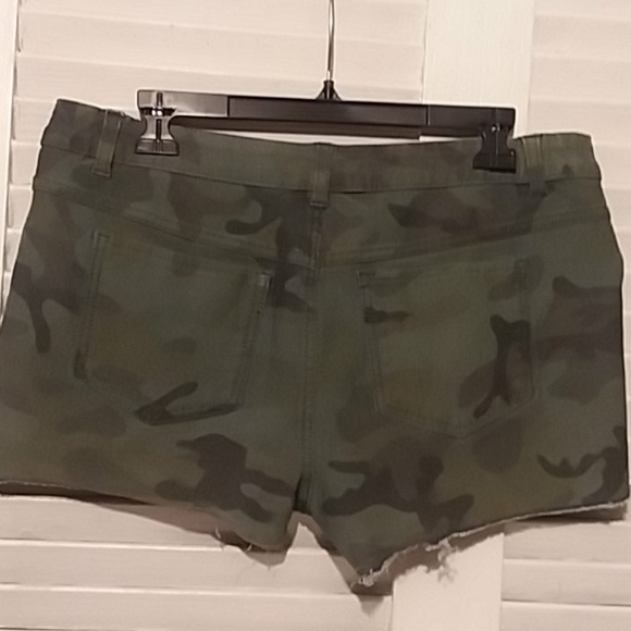 Flipside Shorts - Picture 4 of 5